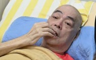香港知名歌手卧病在床，瘦成皮包骨，晚年独住养老院靠经纪人照顾