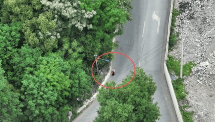 杭州女子取12万元现金独自进入山林，悄悄塞入路边树丛，警方无人机全程追踪定位，第一时间抓获取钱嫌疑人