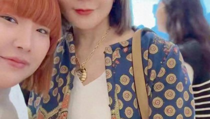 关之琳一身黄金惊艳众人，63岁活成霸气女王，网友的评论炸锅了