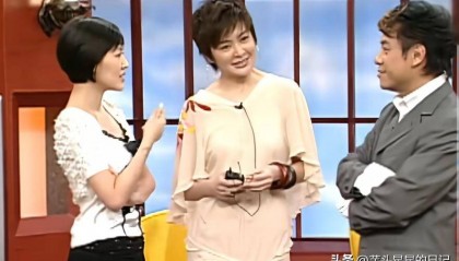 62岁关之琳现身韩国，脸部馒化颧骨凸出，戴黄金手镯穿名牌好贵气