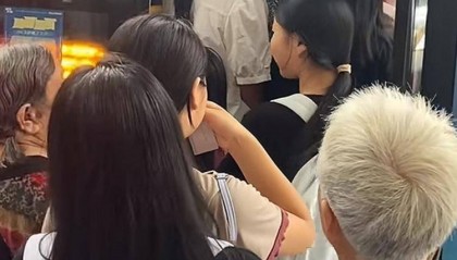 江西定南早高峰常有老人们“抢公交”致不少学生上学迟到？交通局回应