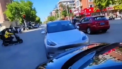 十字路口两车“顶牛”引发拥堵，其中一司机自称公安！丹东公安回应→