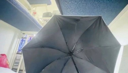 女乘客坐火车卧铺打伞遮隐私，12306回应