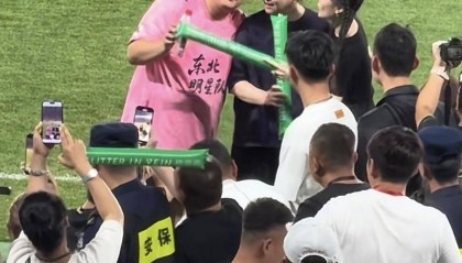 赵本山儿子赵大牛踢球，母亲马丽娟的豪气一幕成焦点！