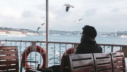 朱亚文：是刘亦菲同班同学，因闯关东走红，和妻子相濡以沫