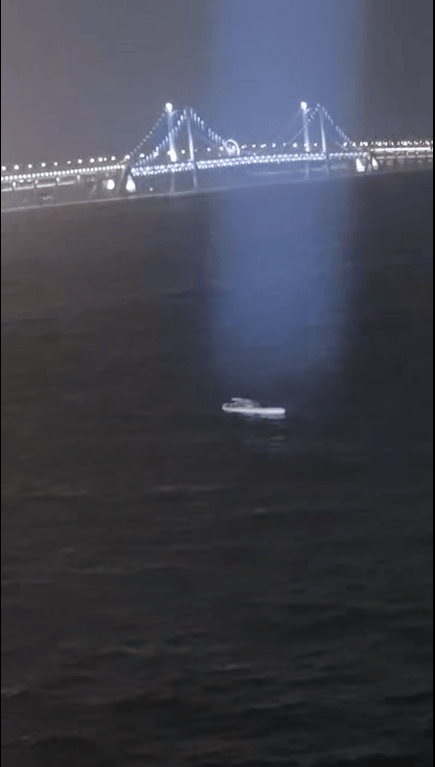 大连男子钓鱼时,发现海上漂荡着一块载满物品的浆板,板上空无一人,观察水面十几分钟后他报警了