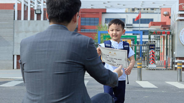 小学建议不让老人接送小孩,站着说话不腰疼