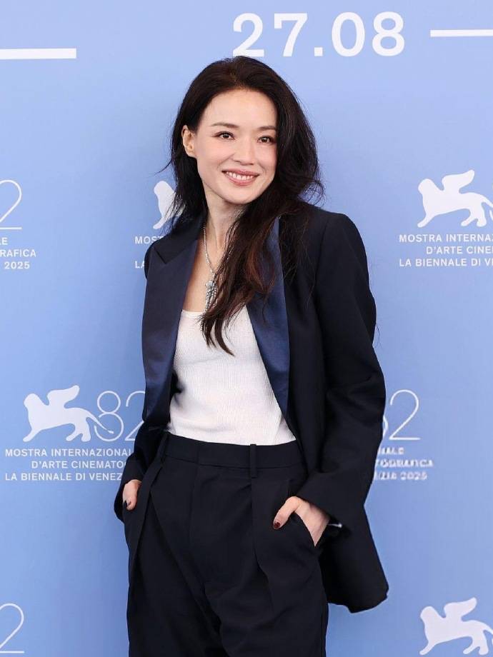 “贵姐”陈慧琳穿露肩装状态如32,董璇黑色长裙彰显”地母“风范