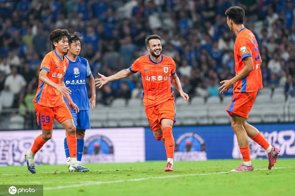 三度领先三度被扳平!中超-卡扎戴帽 申花3-3泰山落后榜首3分