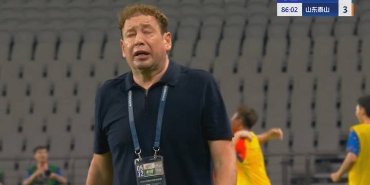 媒体人:斯卢茨基那神态让我想到阿莫林,球可以输教练不能崩啊