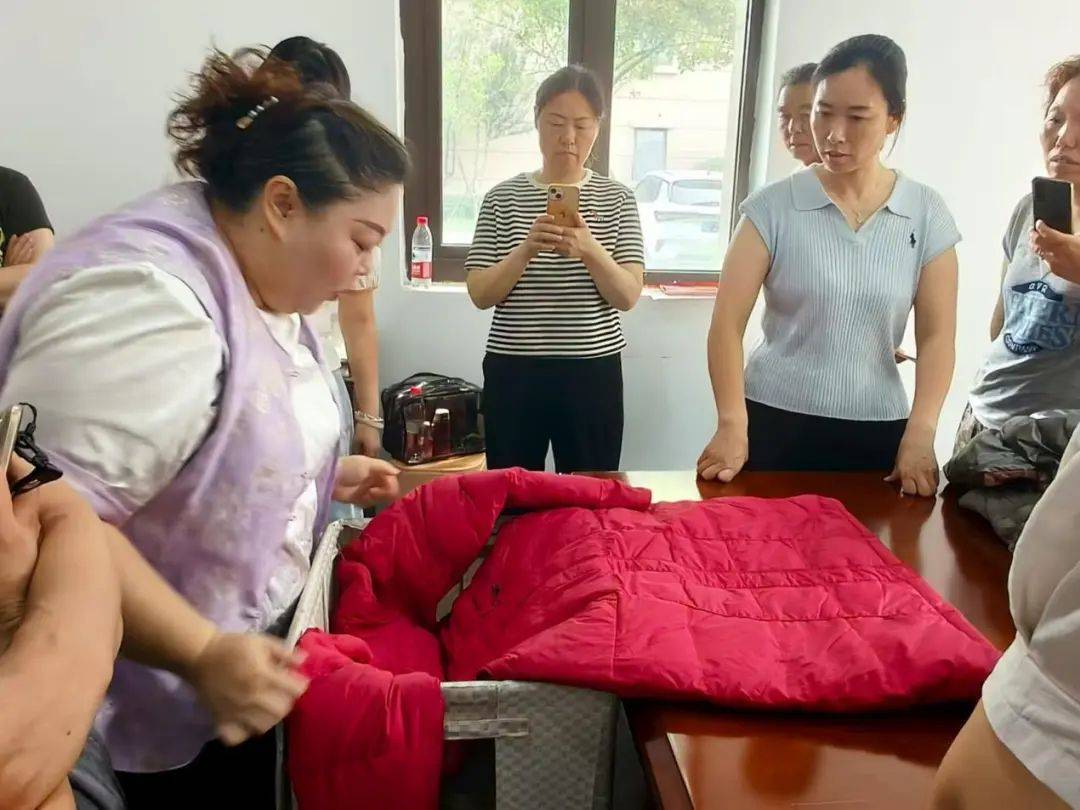 河洛工苑丨宜阳县建材行业工会联合会举办家庭收纳公益课；西工区总工会举办“劳模工匠助企行”活动；瀍河区总工会举办政务短视频培训活动