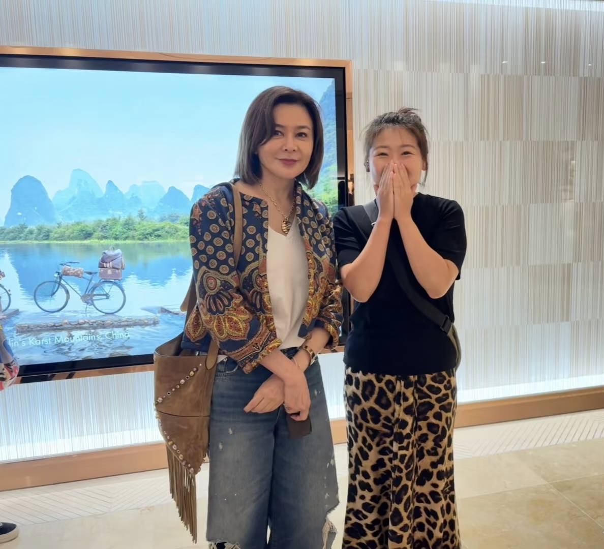 63岁关之琳现身韩国购物,脖子上戴着大块黄金,穿一身名牌好贵气