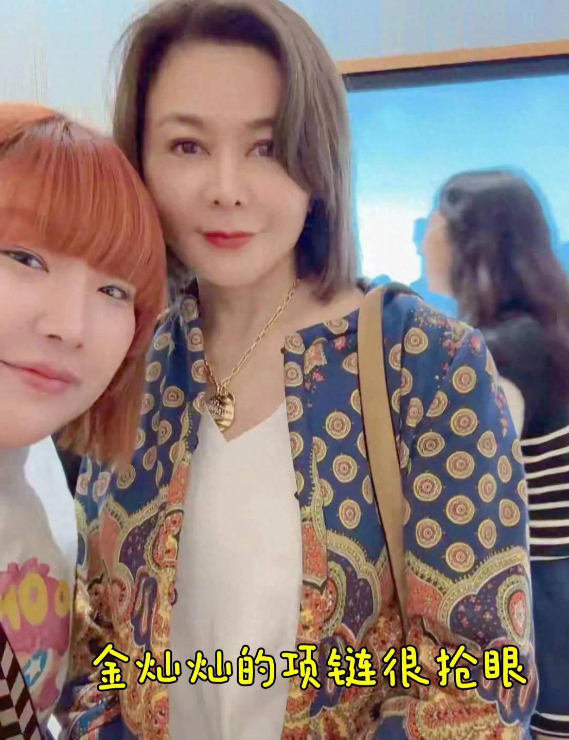 关之琳一身黄金惊艳众人，63岁活成霸气女王，网友的评论炸锅了