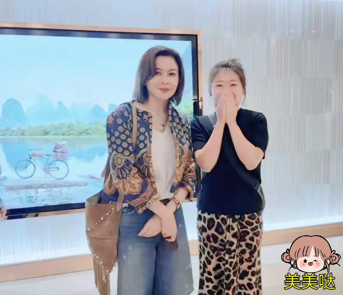 关之琳一身黄金惊艳众人，63岁活成霸气女王，网友的评论炸锅了