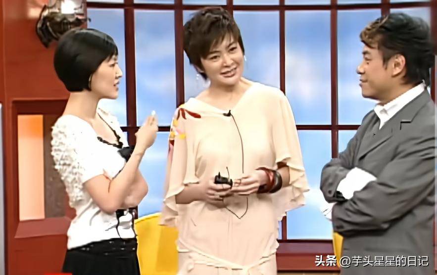 62岁关之琳现身韩国,脸部馒化颧骨凸出,戴黄金手镯穿名牌好贵气