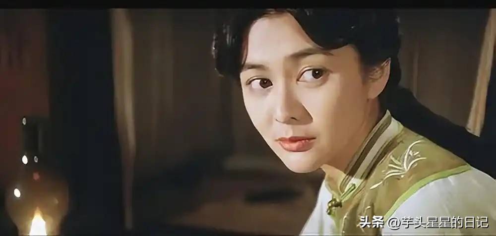 62岁关之琳现身韩国,脸部馒化颧骨凸出,戴黄金手镯穿名牌好贵气