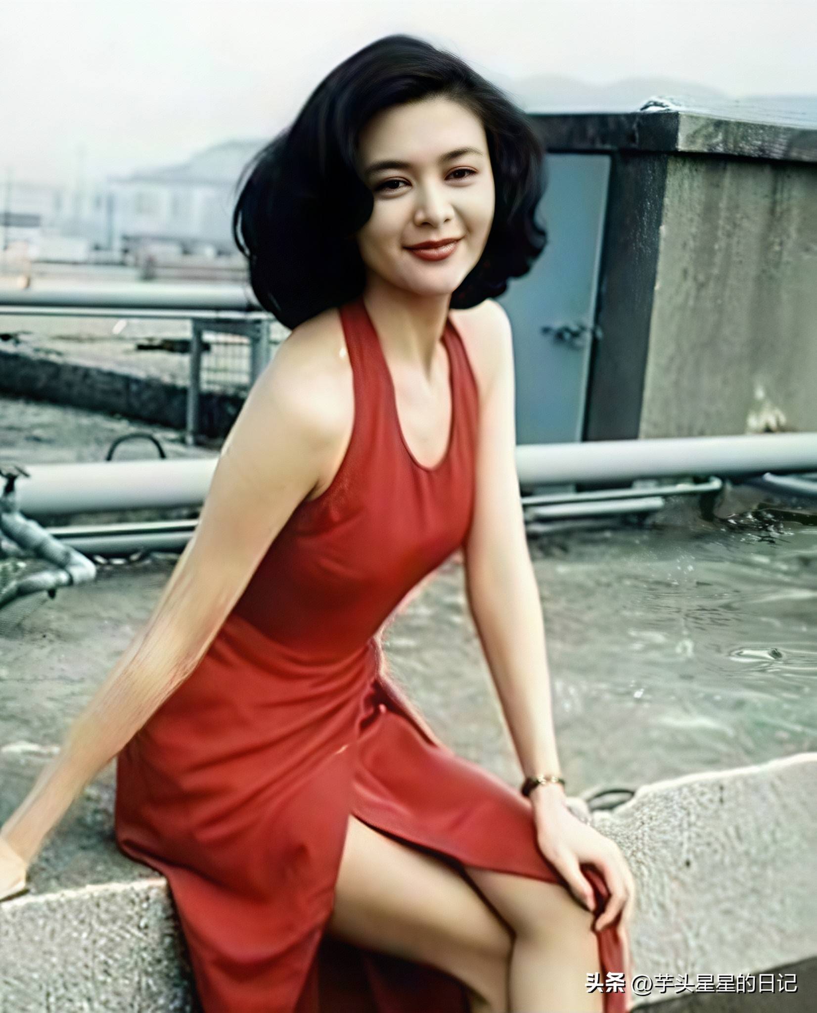 62岁关之琳现身韩国,脸部馒化颧骨凸出,戴黄金手镯穿名牌好贵气