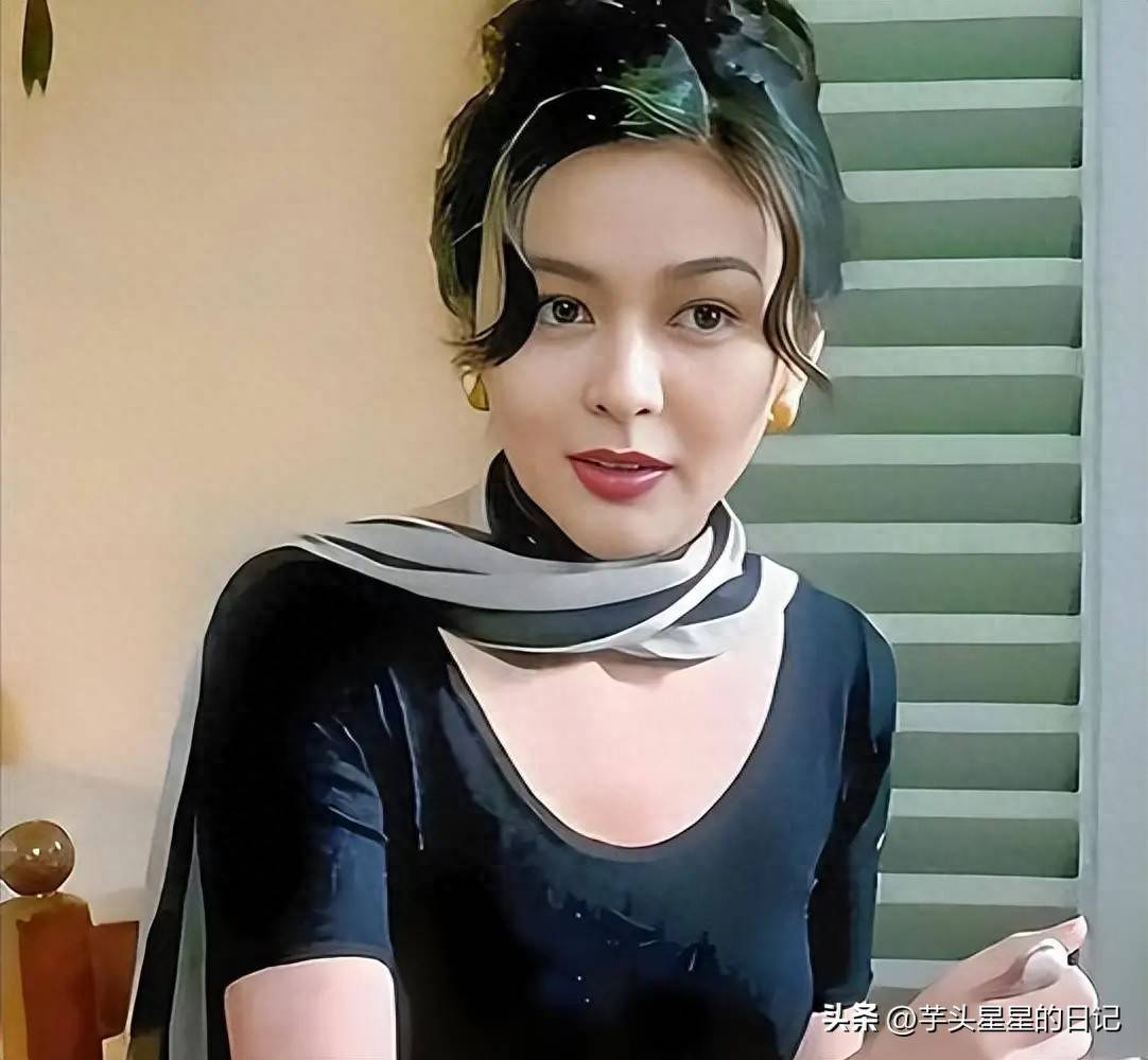 62岁关之琳现身韩国,脸部馒化颧骨凸出,戴黄金手镯穿名牌好贵气