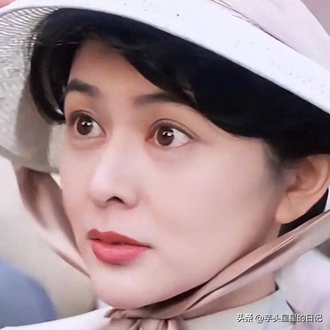 62岁关之琳现身韩国,脸部馒化颧骨凸出,戴黄金手镯穿名牌好贵气