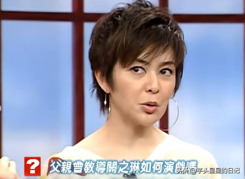 62岁关之琳现身韩国,脸部馒化颧骨凸出,戴黄金手镯穿名牌好贵气