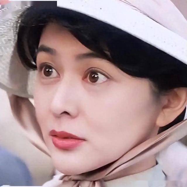 62岁关之琳现身韩国，脸部馒化颧骨凸出，戴黄金手镯 穿名牌好贵气