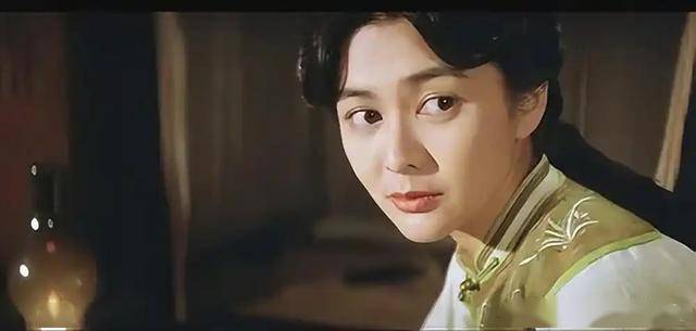 62岁关之琳现身韩国，脸部馒化颧骨凸出，戴黄金手镯 穿名牌好贵气