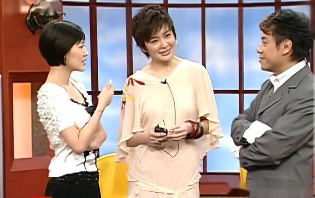 62岁关之琳现身韩国，脸部馒化颧骨凸出，戴黄金手镯 穿名牌好贵气