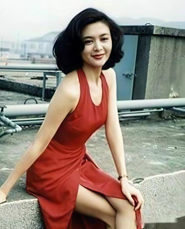 62岁关之琳现身韩国，脸部馒化颧骨凸出，戴黄金手镯 穿名牌好贵气