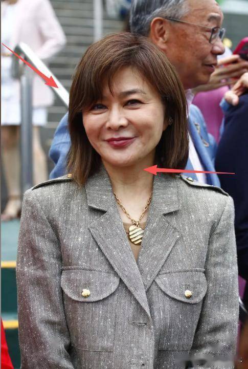 62岁关之琳现身韩国，脸部馒化颧骨凸出，戴黄金手镯 穿名牌好贵气