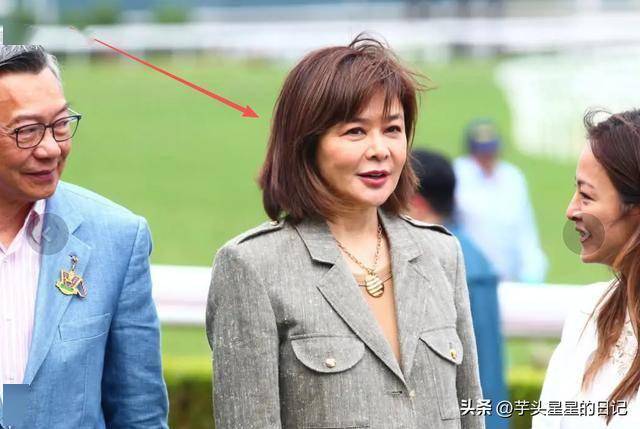 62岁关之琳现身韩国，脸部馒化颧骨凸出，戴黄金手镯 穿名牌好贵气