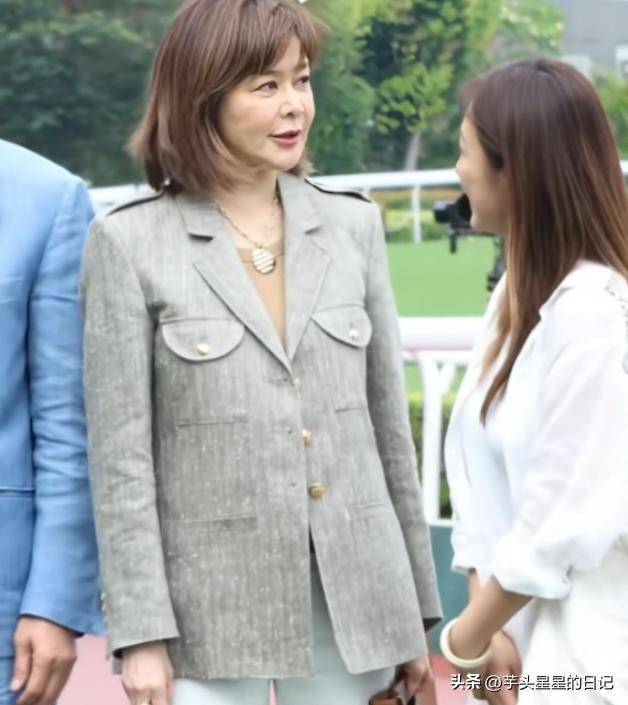 62岁关之琳现身韩国，脸部馒化颧骨凸出，戴黄金手镯 穿名牌好贵气