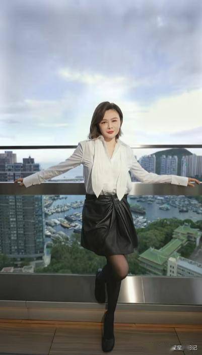 62岁关之琳现身韩国，脸部馒化颧骨凸出，戴黄金手镯 穿名牌好贵气