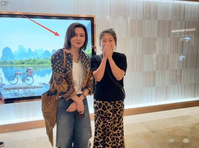 62岁关之琳现身韩国，脸部馒化颧骨凸出，戴黄金手镯 穿名牌好贵气