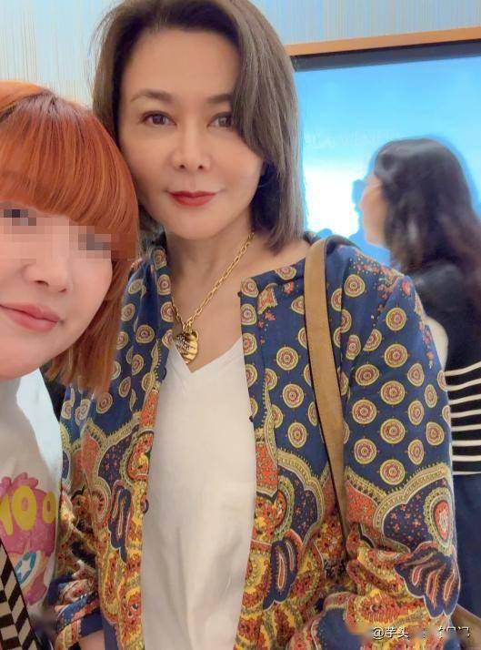 62岁关之琳现身韩国，脸部馒化颧骨凸出，戴黄金手镯 穿名牌好贵气