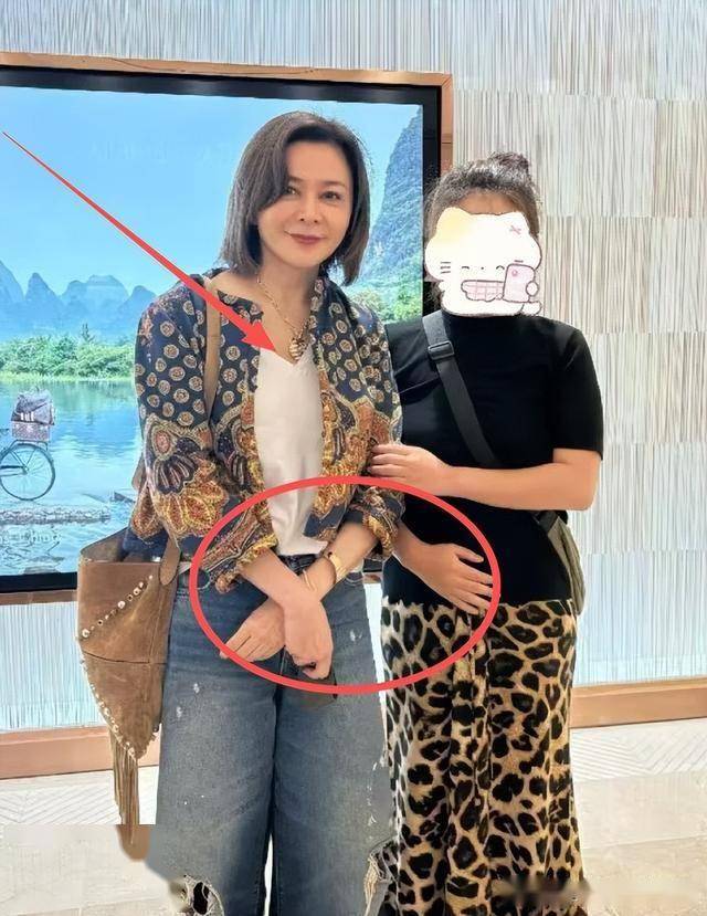 62岁关之琳现身韩国，脸部馒化颧骨凸出，戴黄金手镯 穿名牌好贵气