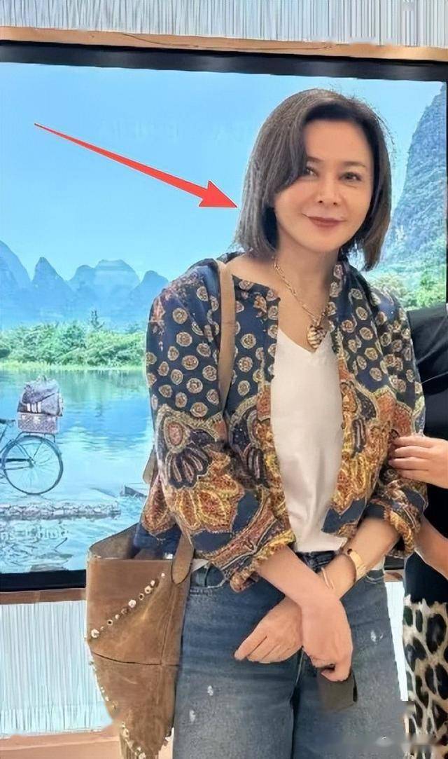 62岁关之琳现身韩国，脸部馒化颧骨凸出，戴黄金手镯 穿名牌好贵气