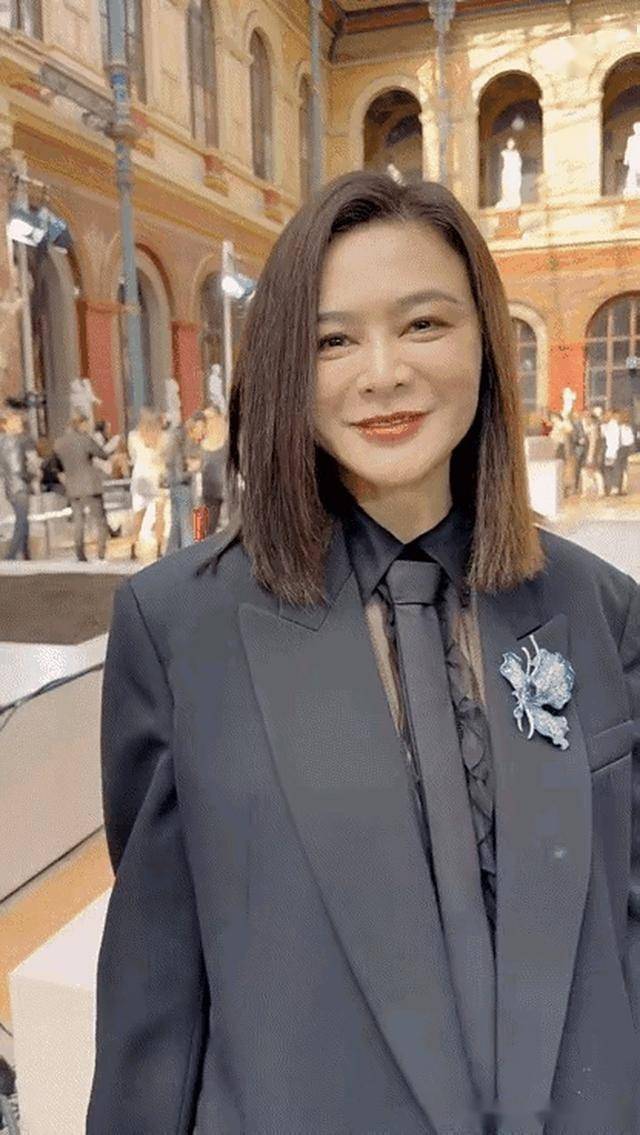 62岁关之琳现身韩国，脸部馒化颧骨凸出，戴黄金手镯 穿名牌好贵气