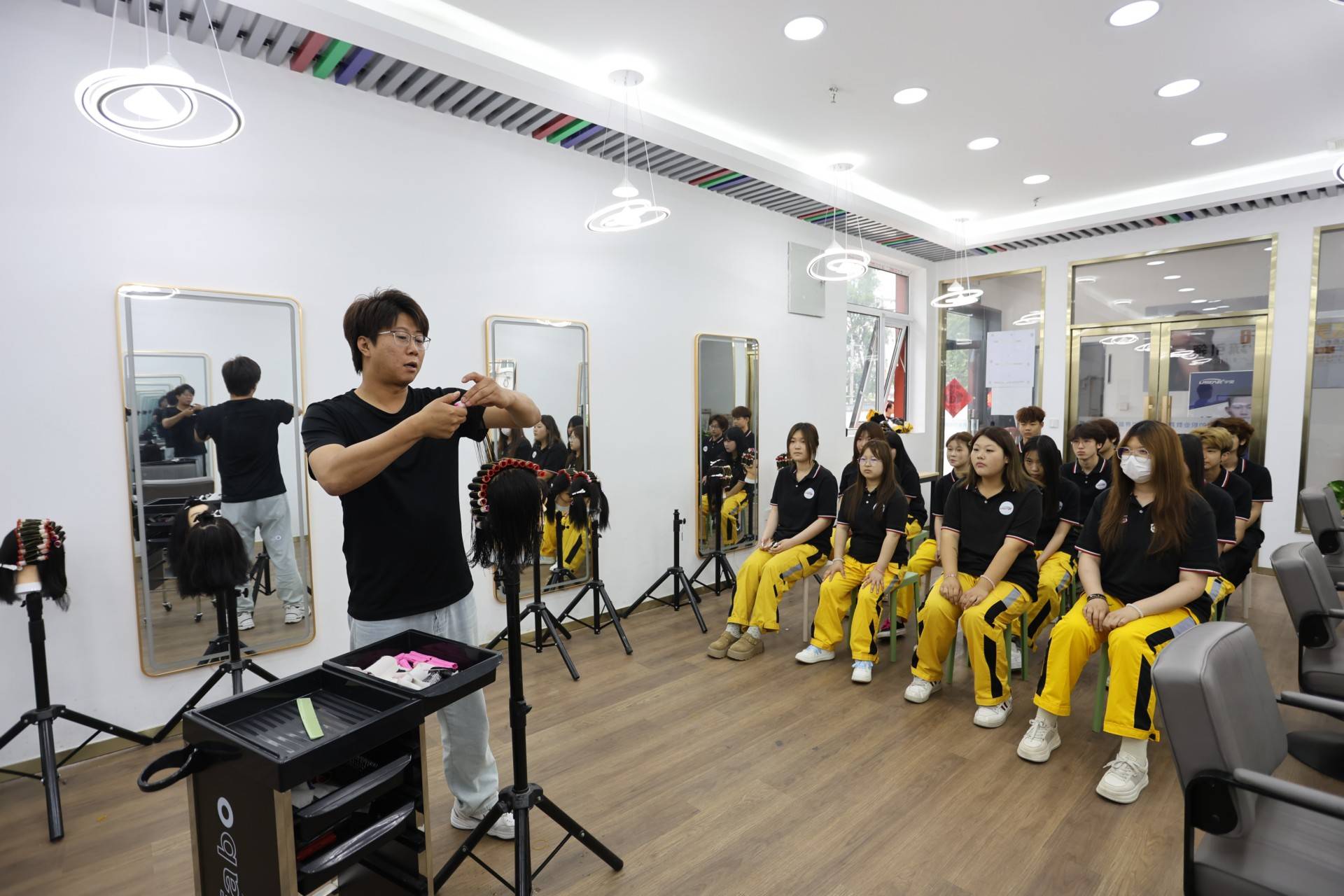 讲讲高级化妆师培训班地址,北京宇星位置便利吗