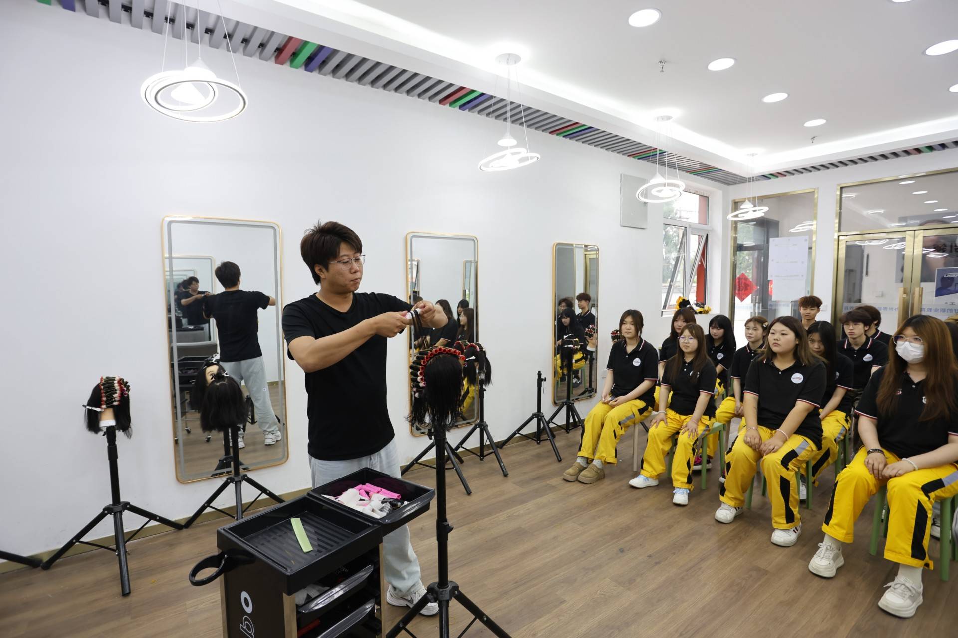 讲讲高级化妆师培训班地址,北京宇星位置便利吗