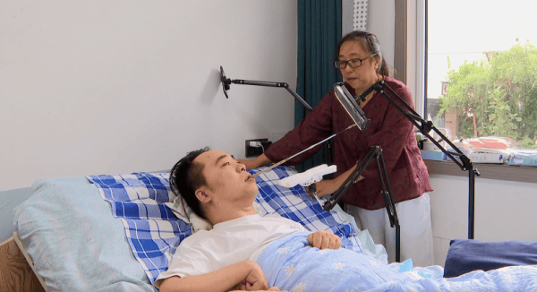 刘路路:咬笔敲屏闯富路 残志弥坚领乡邻