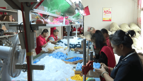 刘路路:咬笔敲屏闯富路 残志弥坚领乡邻