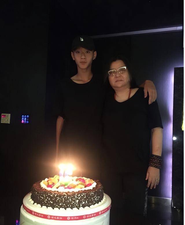 突发!香港知名经纪人卷入侵占8亿遗产风波,帮知名女星养大儿子