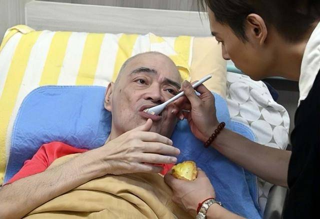 香港知名歌手卧病在床，瘦成皮包骨，晚年独住养老院靠经纪人照顾