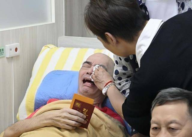 香港知名歌手卧病在床，瘦成皮包骨，晚年独住养老院靠经纪人照顾