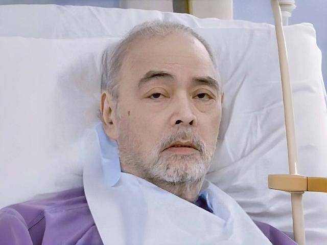 香港知名歌手卧病在床，瘦成皮包骨，晚年独住养老院靠经纪人照顾