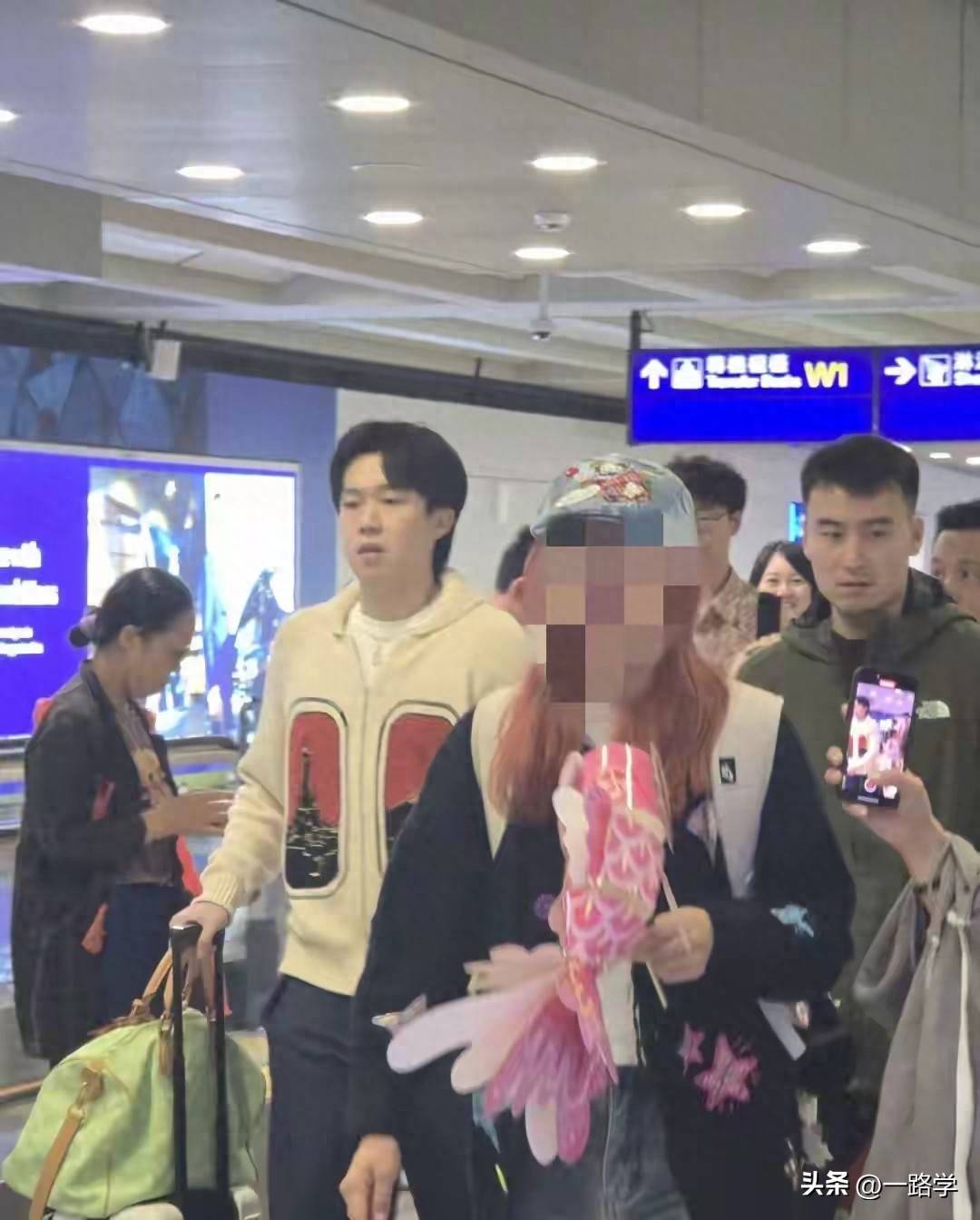 国乒香港转机，王楚钦被保安问经纪人在哪？