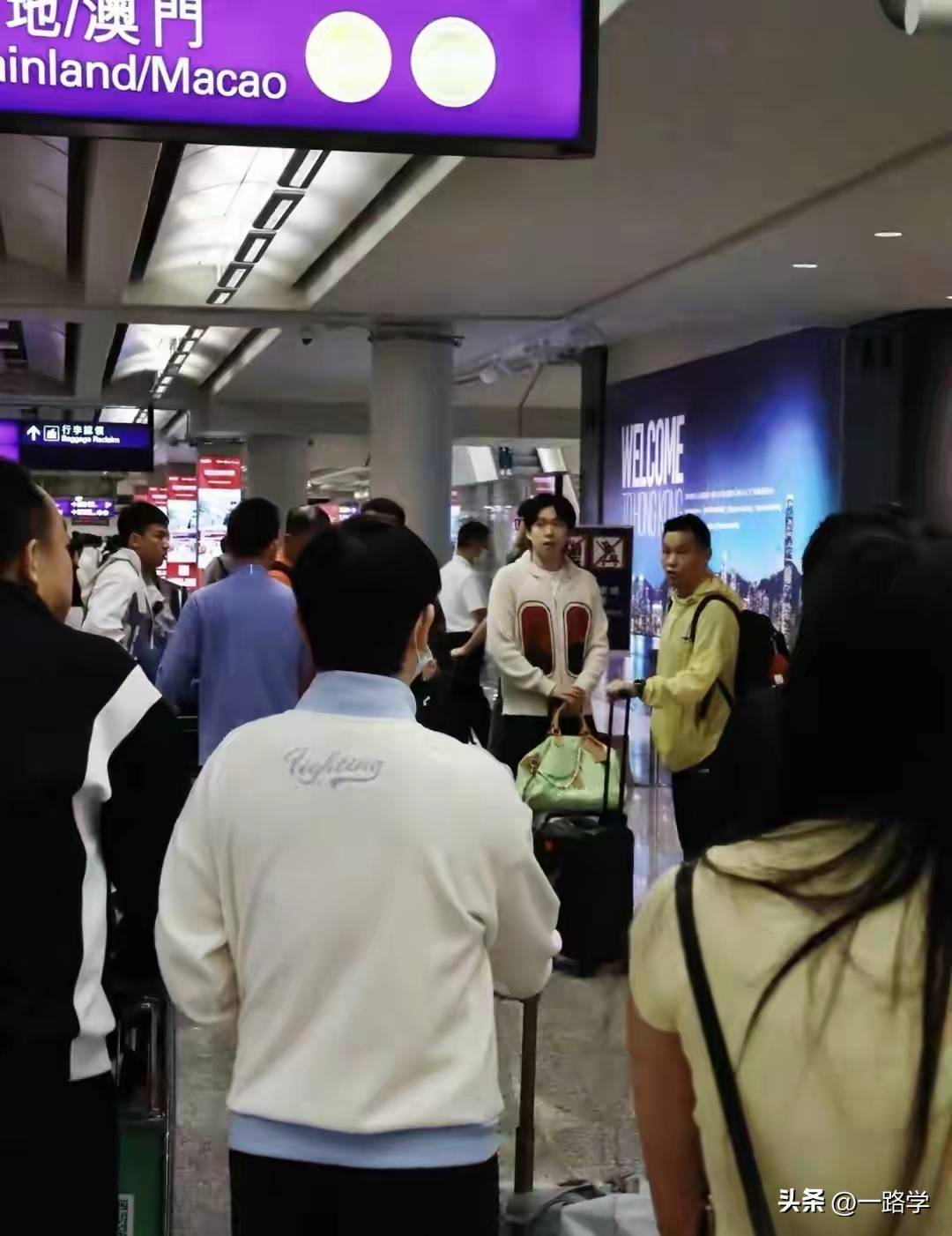 国乒香港转机，王楚钦被保安问经纪人在哪？