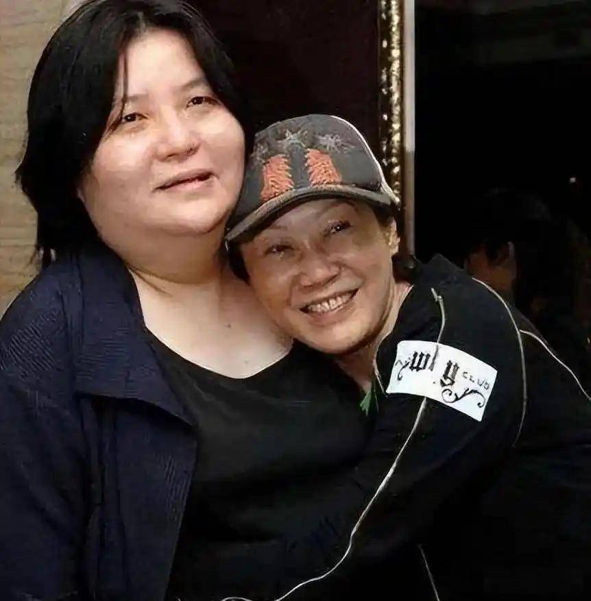 难受!香港知名经纪人卷入8亿遗产风波,帮闺蜜养大儿子