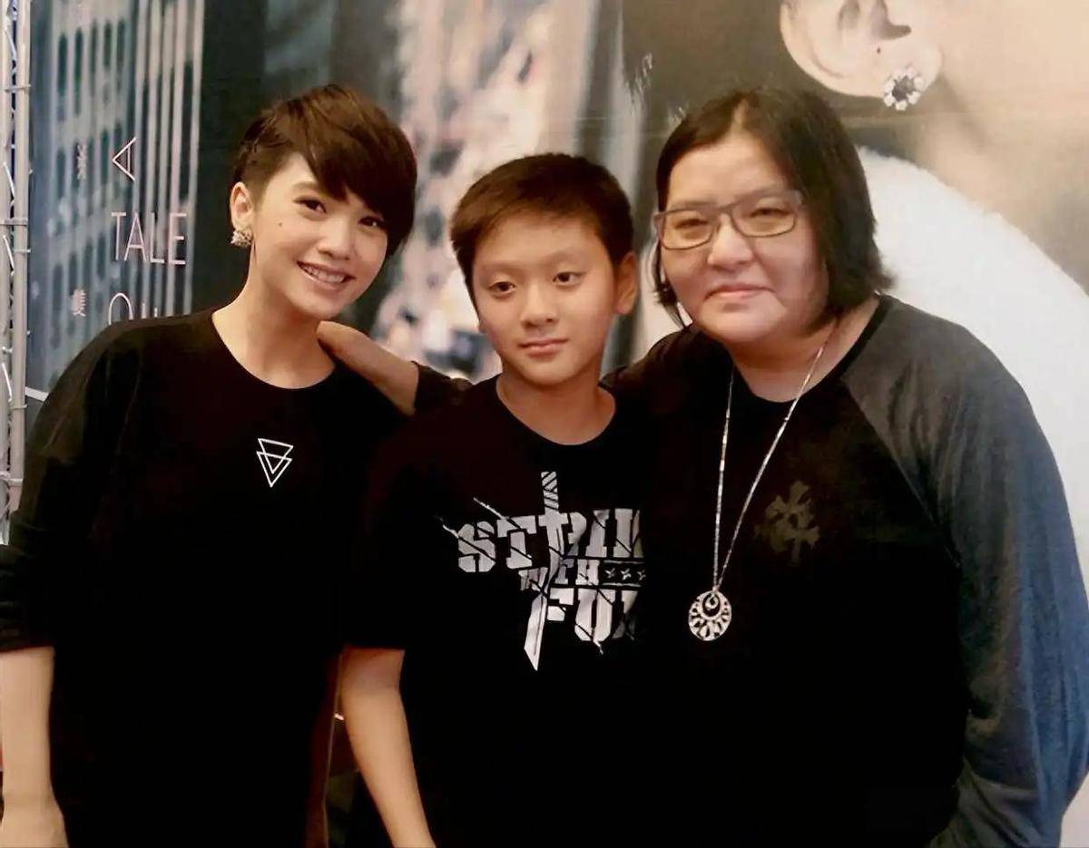 难受!香港知名经纪人卷入8亿遗产风波,帮闺蜜养大儿子