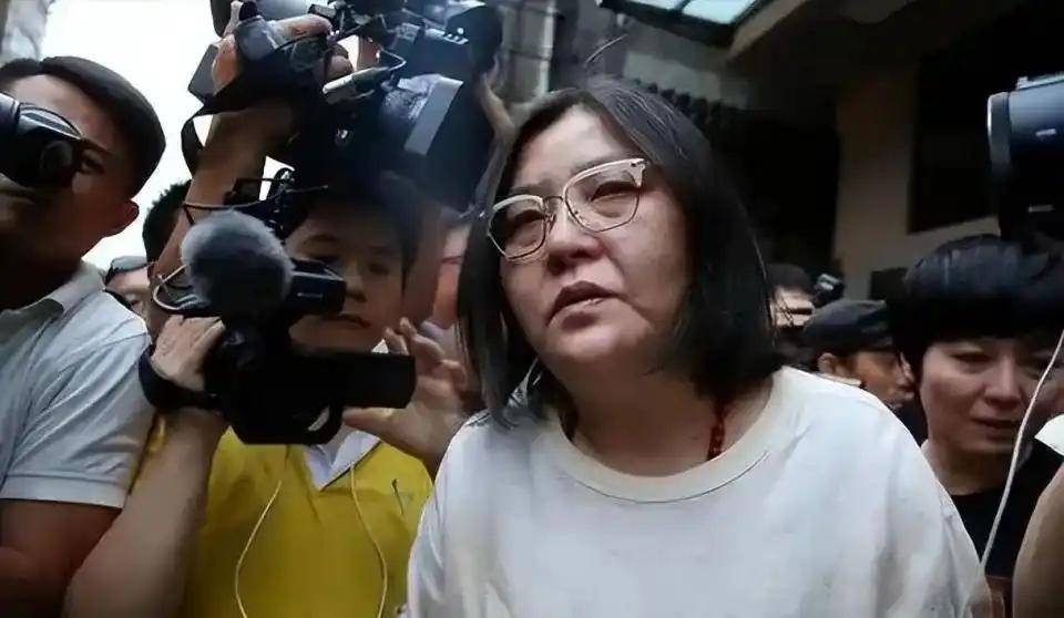 难受!香港知名经纪人卷入8亿遗产风波,帮闺蜜养大儿子